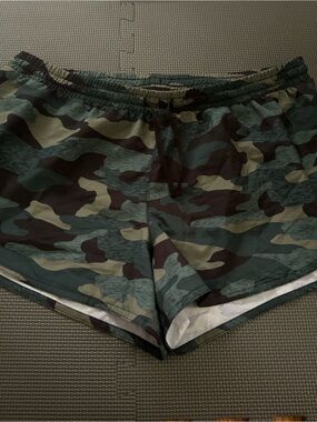 Old Navy Women's Green Camo Athletic Shorts